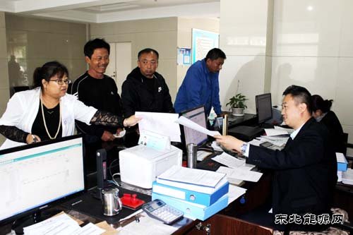 佳热电厂热力公司：“三个提升”开展收费窗口文明服务活动