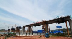 中铁二十一局集团：昌赣客专赣州段第二长桥将军塘特大桥中跨顺利