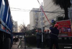 新集矿区：百盏路灯照亮小区居民心