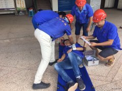 重庆英皇体育川九公司：开展夏季中暑事故应急救援演练