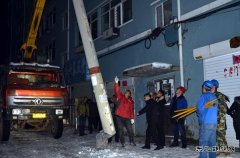 桦南供电公司：电杆遭遇“车祸” 供电员工连夜抢修复电