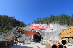 中铁二十一局：兴泉铁路江背隧道施工进展顺利