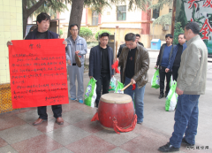 图片新闻：牛儿庄采矿公司工会为一线职工送奖品鼓干劲