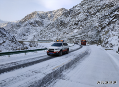 富蕴执法大队：积极应对强降雪天气 确保道路安全畅通