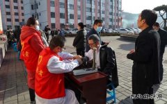 蒲白建庄矿业公司开展“学雷锋、树新风” 团青服务一条街活动