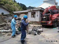 大车撞断电杆：会泽供电局及时组织人员抢修复电