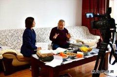 牡丹江水电总厂派出采访组到鲍元义、俞柏铭两位老人家中采访