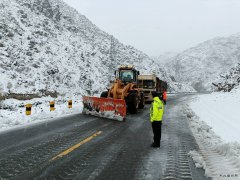 富蕴执法大队：初雪见真情 抗雪保交通