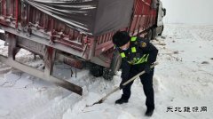 恰库尔图超限检测站：车辆被困雪中 执法人员全力救援