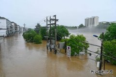 江西婺源：遭强降雨袭击 供电部门迅速组织抢修复电