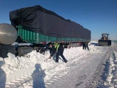富蕴执法大队：货车风雪中被困 巡查人员及时救助