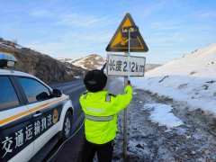阿勒泰执法支队青河执法大队：清洗公路标志，靓化路容路貌