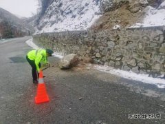 阿勒泰执法支队哈巴河执法大队：联合巡查 除雪保畅