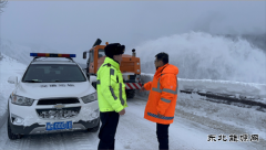布尔津执法大队：省道232线多处雪崩 积极抢险保通