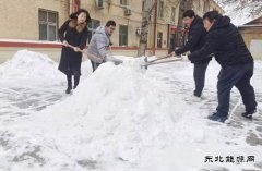 图片新闻：清除积雪保通行