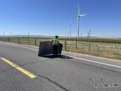 哈巴河执法大队：清除路面杂物 保障公路安全