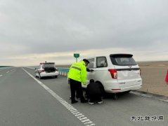 ：Ｖ捶ù蠖：援手相助被困车辆，迅速行动助其脱困