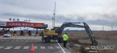 布尔津执法大队开展省道232线路域环境专项整治工作