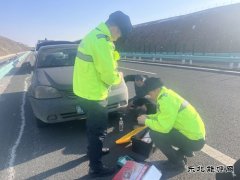 富蕴执法大队：高速路上暖心救援，解车主燃眉之急
